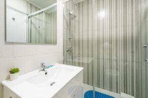 Quinta de Santo AntónioにあるGuestReady - Practical 1 BDR appt near the beach!の洗面台とシャワー付きのバスルーム