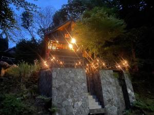 Um jardim no exterior de モリソンヴィラ 石垣のログハウス