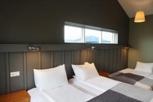 Ένα ή περισσότερα κρεβάτια σε δωμάτιο στο Fosshotel Hellnar