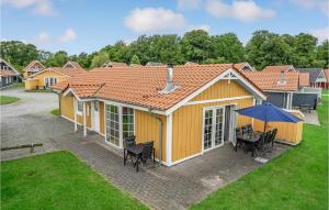 an overhead view of a house with a patio at Marina Fiskenæs Feriepark in Gråsten