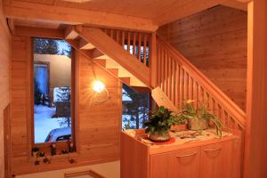 una cabina di legno con una scala e una finestra di Almhaus Nassfeld a Sonnenalpe Nassfeld