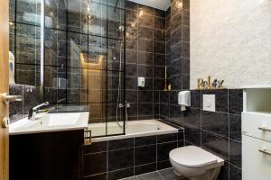 Apart hotel M S KATUNJANIN的一间浴室