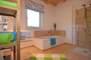 Ένα μπάνιο στο Ferienwohnung Nety