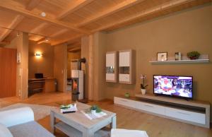 ein Wohnzimmer mit einem Flachbild-TV in der Unterkunft Ferienwohnung Nety in Bach