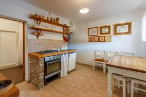 Kuchyň nebo kuchyňský kout v ubytování Kuca Margareta