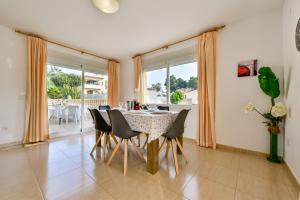 ein Esszimmer mit Tisch und Stühlen in der Unterkunft Villas Guzman - Stefka in Calpe + 37 Fotos