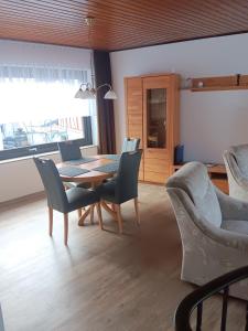 ein Esszimmer mit Tisch und Stühlen in der Unterkunft Ferienwohnung Aspisheim in Aspisheim