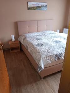 Ein Bett oder Betten in einem Zimmer der Unterkunft Ferienwohnung Aspisheim