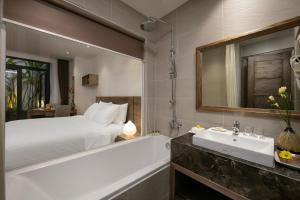 Postel nebo postele na pokoji v ubytování The Bloom Pham Viet Chanh - Modern Living Space in Saigon - A Top Choice for Western Travelers