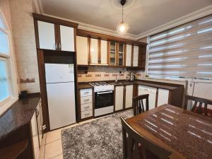 Kuchyň nebo kuchyňský kout v ubytování Heaven Down Town Apartment