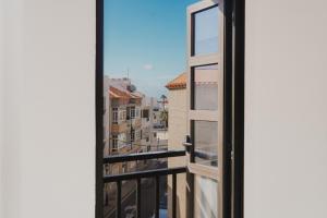 een open raam met uitzicht op de stad bij Happy House - Downtown Apartment in Corralejo