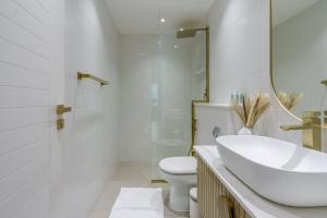 Ένα μπάνιο στο GuestReady - Bohemian Apt with Marina View
