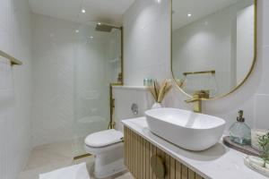 Ένα μπάνιο στο GuestReady - Bohemian Apt with Marina View