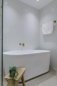 Ένα μπάνιο στο GuestReady - Bohemian Apt with Marina View
