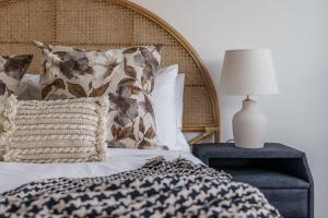 Ένα ή περισσότερα κρεβάτια σε δωμάτιο στο GuestReady - Bohemian Apt with Marina View