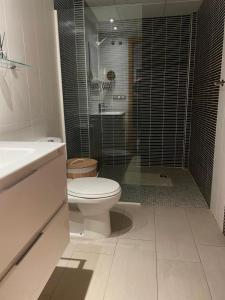 ein Badezimmer mit Toilette, Dusche und Waschbecken in der Unterkunft Beach Albir in Albir