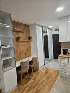 Η κουζίνα ή μικρή κουζίνα στο Apartman GARDEN PARK Doboj +9 φωτογραφίες