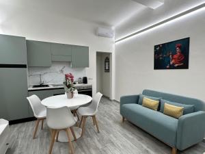 a living room with a blue couch and a table at appartamento Pekoe in Modena