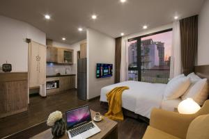 TV a/nebo společenská místnost v ubytování The Bloom Pham Viet Chanh - Modern Living Space in Saigon - A Top Choice for Western Travelers