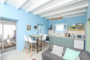 Η κουζίνα ή μικρή κουζίνα στο Stelios House Sea view balcony