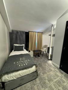 Łóżko lub łóżka w pokoju w obiekcie Hotel Consul