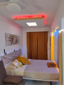 - une chambre avec 2 lits et une chaise dans l'établissement Lovely apartment top views, heated pool, great location, à San Miguel de Abona