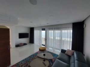 ein Wohnzimmer mit Sofa und Tisch in der Unterkunft Sea Cliff Villa in Bar