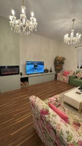 salon z kanapą i akwarium w obiekcie فيلا ممشى الضباب w mieście Abha