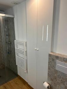 een badkamer met douche en glazen deur bij Casa Albita Calpe in Calpe +32 foto's