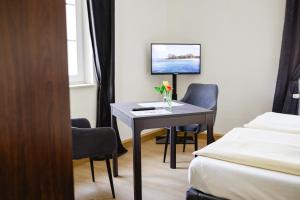 una camera d'albergo con tavolo e TV di Fliegerhorst a Dresda