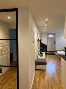 ein Wohnzimmer mit Sofa und Tisch in der Unterkunft Apartament Ratvika in Ålesund