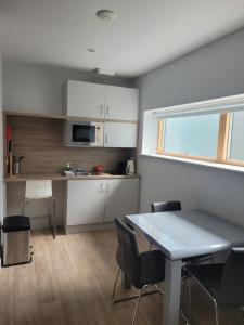 Una cocina o zona de cocina en SWUITE GALWAY