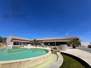 Bazén v ubytování Su Entu Sardinian Country Club nebo v jeho okolí