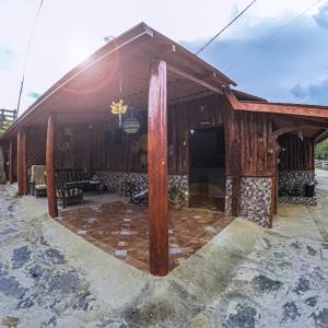 玛丽亚达费Pousada Shambhala的大型木制建筑,设有大型庭院