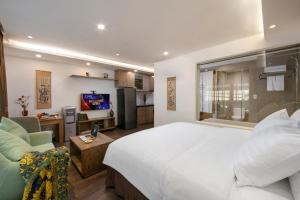 TV a/nebo společenská místnost v ubytování The Bloom Pham Viet Chanh - Modern Living Space in Saigon - A Top Choice for Western Travelers