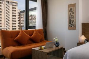 Posezení v ubytování The Bloom Pham Viet Chanh - Modern Living Space in Saigon - A Top Choice for Western Travelers