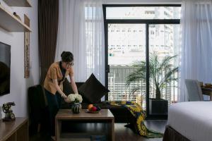 Postel nebo postele na pokoji v ubytování The Bloom Pham Viet Chanh - Modern Living Space in Saigon - A Top Choice for Western Travelers