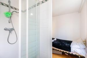 Postel nebo postele na pokoji v ubytování GuestReady - Amazing stay in the 19th arr.