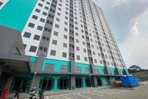 un grand bâtiment blanc avec un bleu dans l'établissement Apartment Riverdale by Dani room, à Tanahbaru
