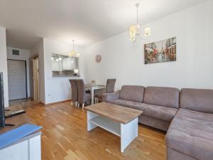 una sala de estar con un sofá y una mesa en Andrey Apartment, en Budva