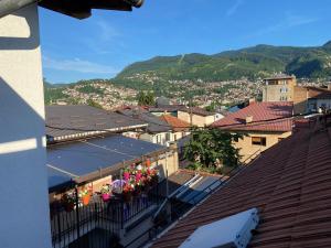Uma vista da montanha tirada do apartamento 