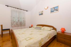 a bedroom with a large bed and a dresser at Apartmány Viktor in Selca kod Bogomolja