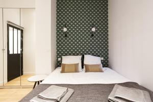 Posteľ alebo postele v izbe v ubytovaní Cosy Apartment near the Invalides