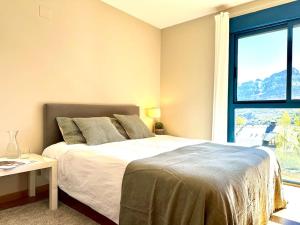 En eller flere senge i et værelse på Mirador de Panticosa by Pirineos360 - Piscina y 2 plazas de garaje + 26 billeder