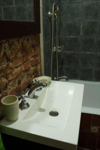 un baño con lavabo y ducha en Loft Antiguo sobre Av de Mayo, en Buenos Aires 31 fotos más