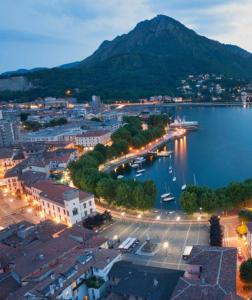 Blick auf eine Stadt mit Hafen und Berg in der Unterkunft La Movida in Lecco + 19 Fotos