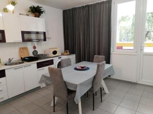 Kuchyňa alebo kuchynka v ubytovaní Apartment Suzana 2BR Split with balcony