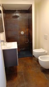 ein Badezimmer mit Dusche, Toilette und Waschbecken in der Unterkunft La Movida in Lecco