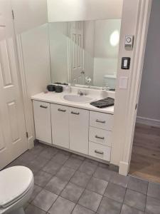 Ένα μπάνιο στο Amazing condo in the Old Port