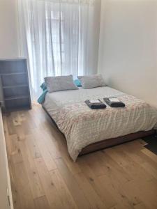 Ένα ή περισσότερα κρεβάτια σε δωμάτιο στο Amazing condo in the Old Port +5 φωτογραφίες